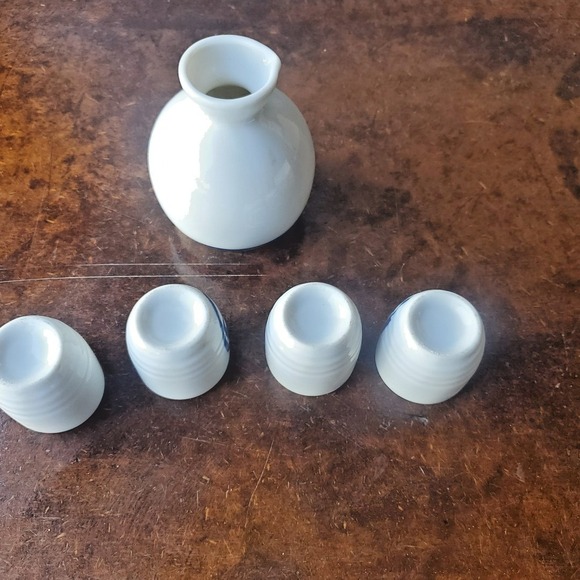 Saki Set With Four Cups Made In Japan White and Blue Ceramic VTG Bar Mancave - Picture 4 of 4
